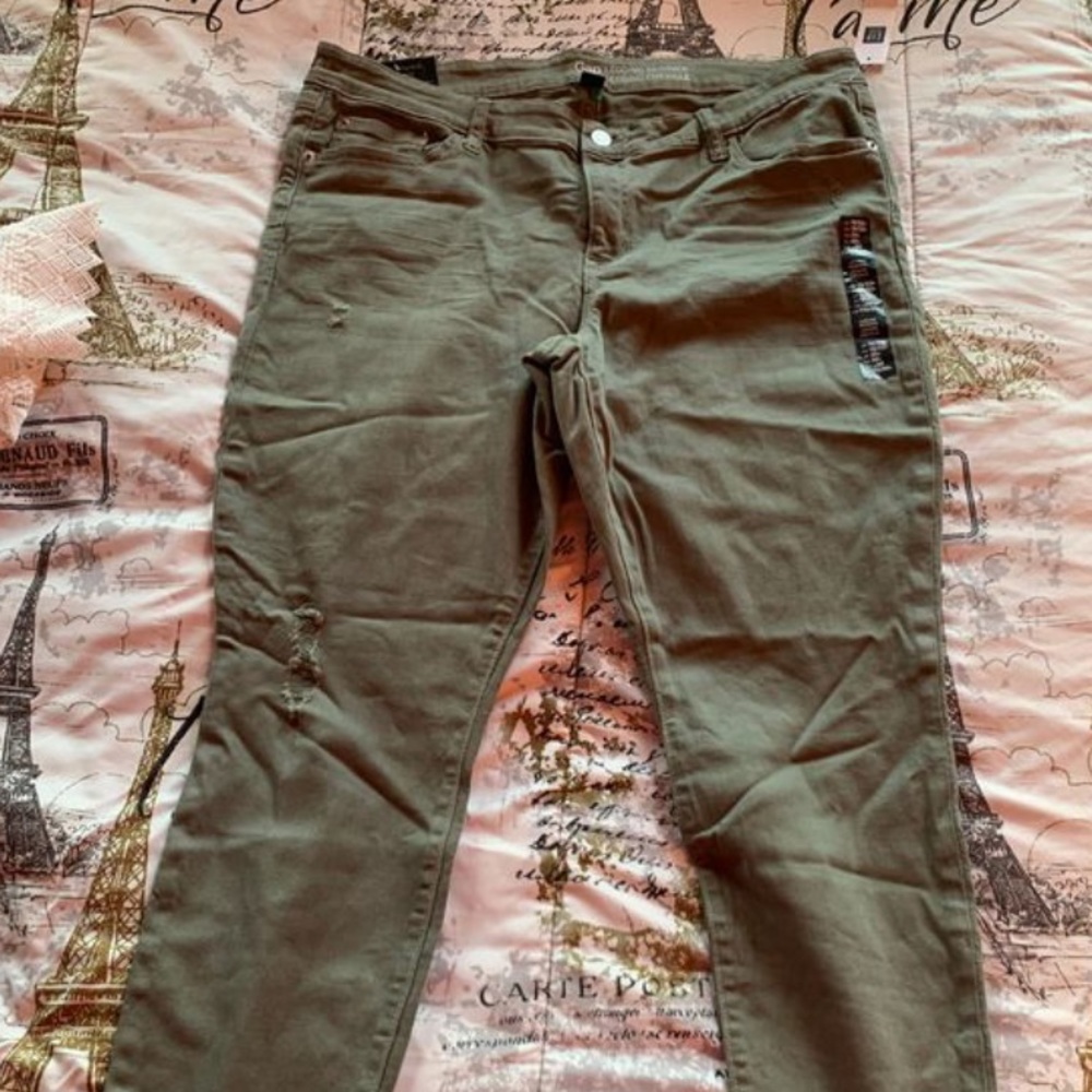 🥳 green pants